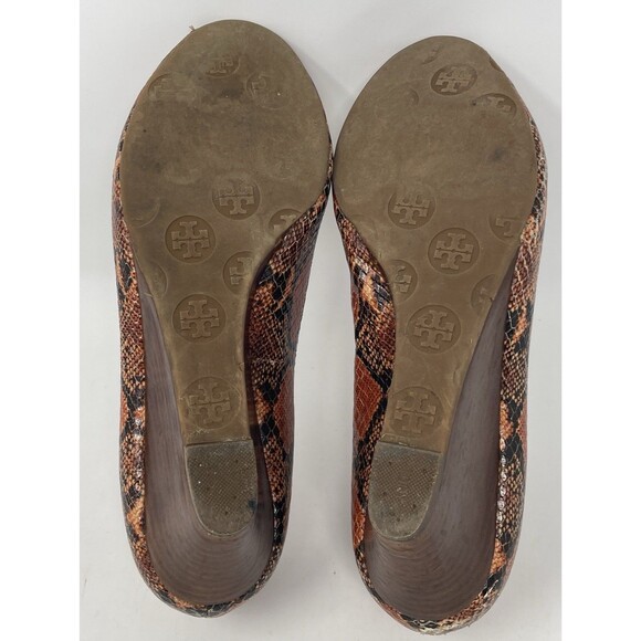 Tory Burch Peep Toe Wedge Heels Snakeskin Pattern Gold Logo Size 9 - Picture 6 of 7